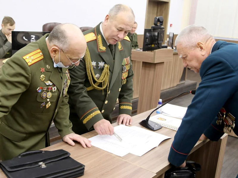 Генерал майор Сергей Бобриков с офицерами