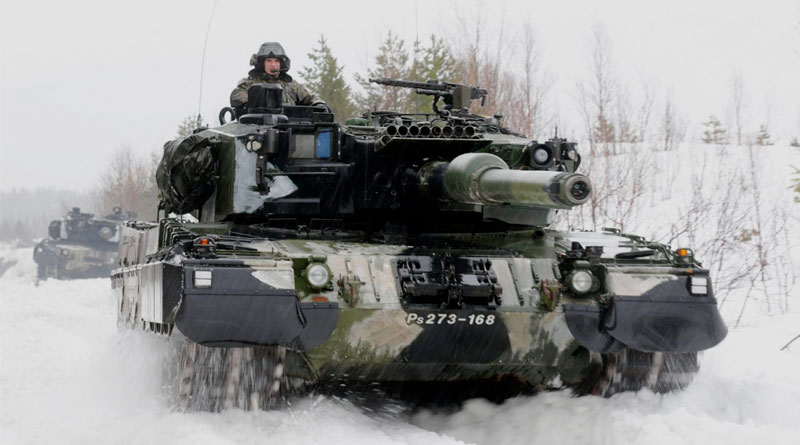 Танк НАТО Леопард 2 на учениях