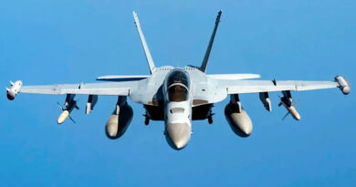 Самолёт РЭБ EA-18 Growler ВМФ США