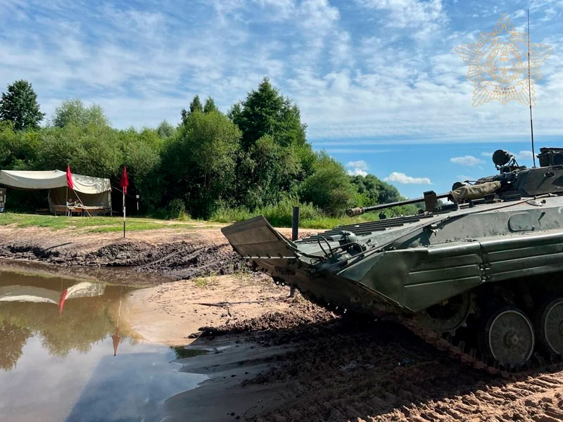 Занятие по преодолению водной преграды с курсантами Военной академии