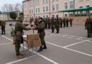 Военнослужащим нового пополнения вручают оружие на плацу воинской части