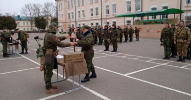 Военнослужащим нового пополнения вручают оружие на плацу воинской части