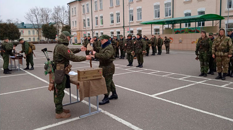 Военнослужащим нового пополнения вручают оружие на плацу воинской части