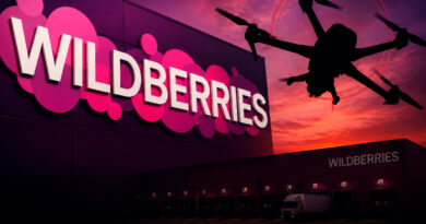Иллюстрация: логотип Wildberries и силуэт беспилотника на фоне логистического комплекса